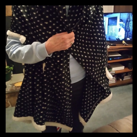 Soft & Cozy Wrap Hoodie Wrap - Picture 7 of 10